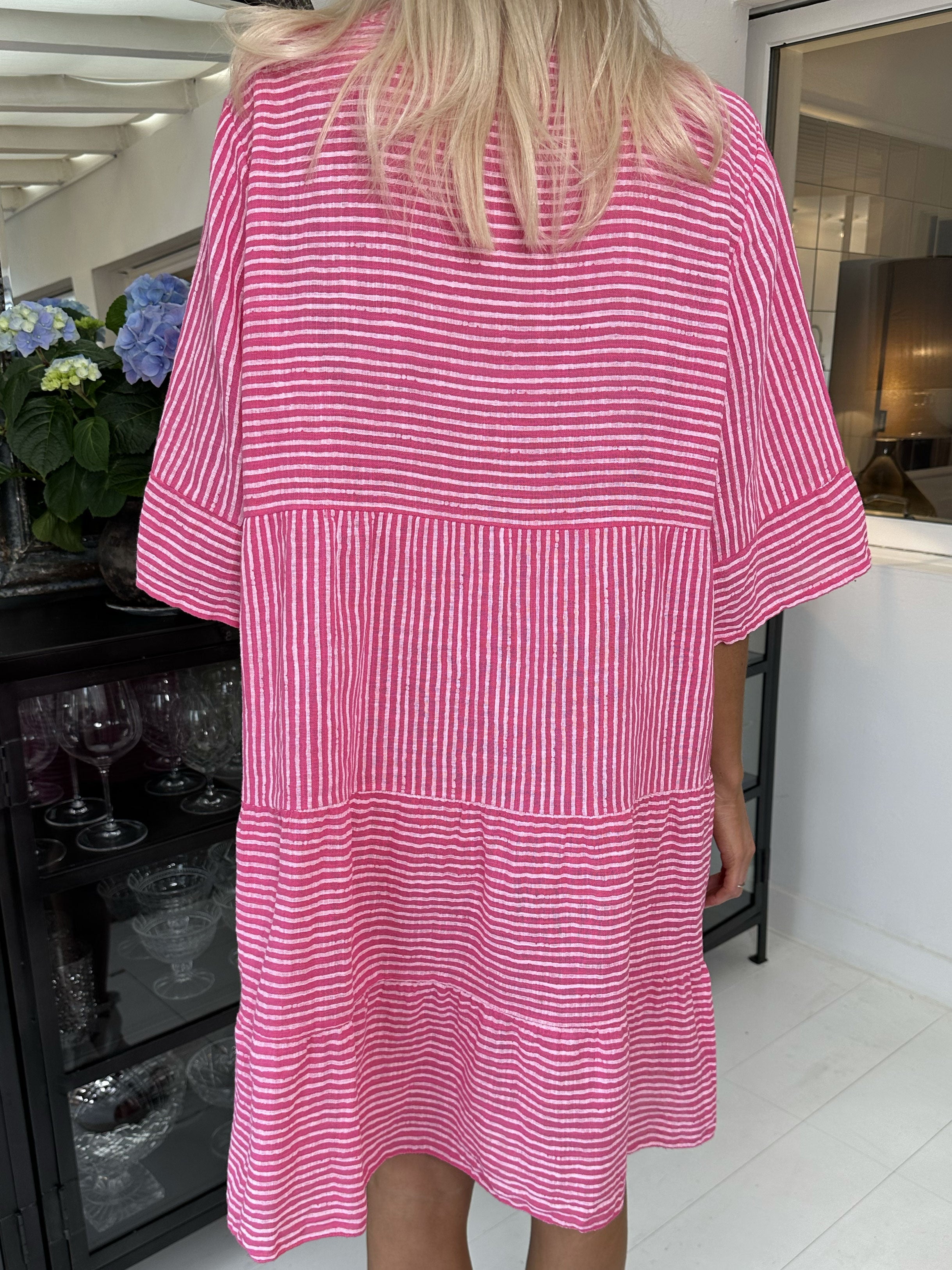 Pola - Söt randig klänning i en lagerformad look